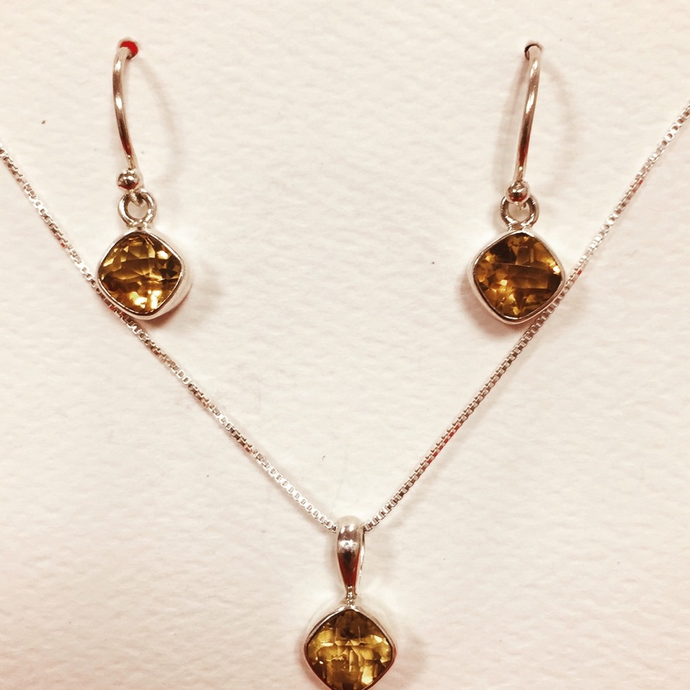 Earnings & Necklace Set